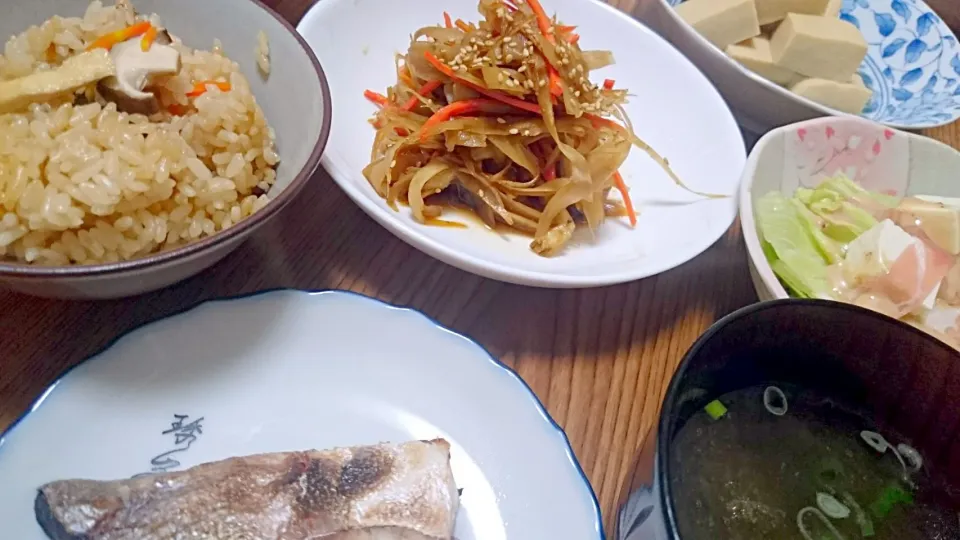 Snapdishの料理写真:・鰤の焼き物
・高野豆腐の含め煮
・きんぴら牛蒡
・豆腐と生ハムのサラダ
・椎茸の炊き込みご飯
・とろろ昆布のお吸い物|ようかんさん