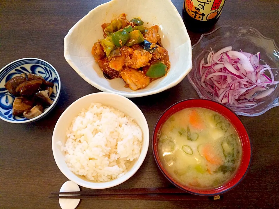 椎茸の甘辛煮   ヤムニョムチキン   赤タマネギのサラダ   卵入り味噌汁|NAKATAさん