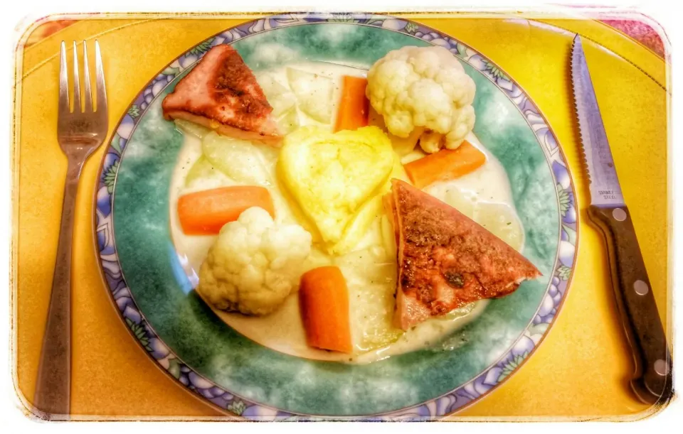 Polenta heart, grilled ham, surrounded by steamed cabbage turnip in herb Béchamel sauce, steamed cauliflower and carrots|Najeskaさん