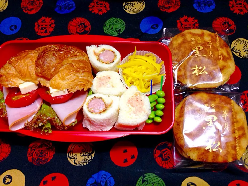 クロワッサンドムッシューとクルリパンマダム弁当(OvO)|伊佐治親（イサ）さん