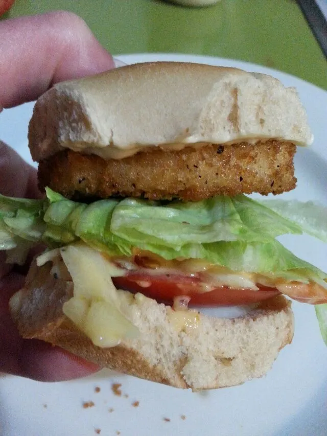 gardien chix slider with homemade slaw, onion, tomato, and lettuce.|Polly Gelfusoさん