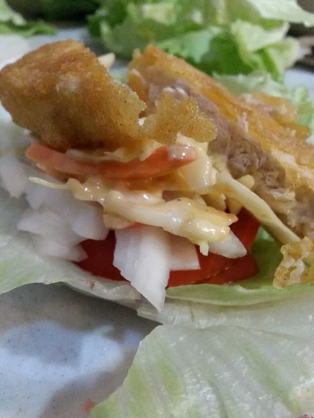 gardien fishless fish filet lettuce wrap with homemade cole Slaw, onion, tomato.|Polly Gelfusoさん