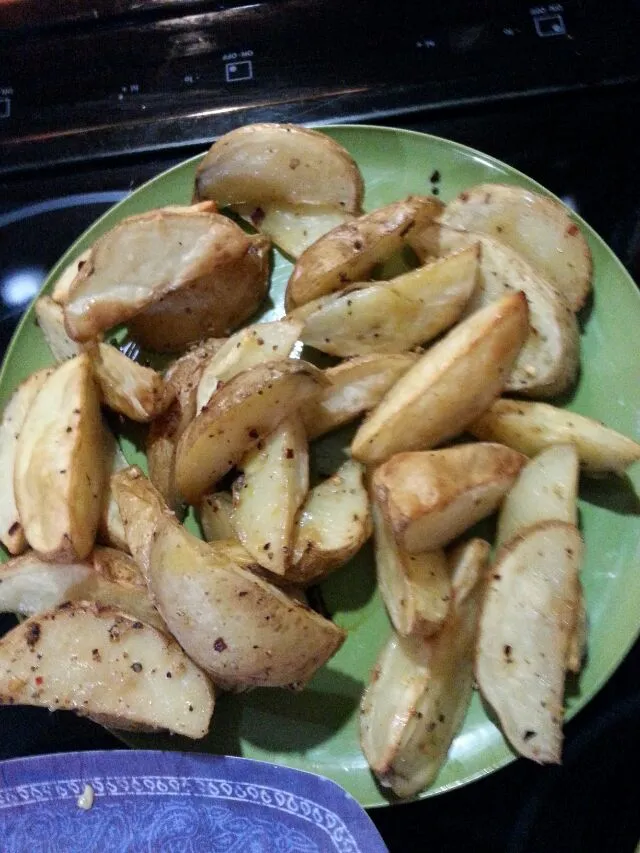 homemade potato wedges with Cuban spice.|Polly Gelfusoさん