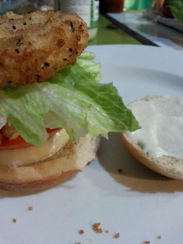 "chix"slider with lettuce  tomato, onion, slaw.|Polly Gelfusoさん