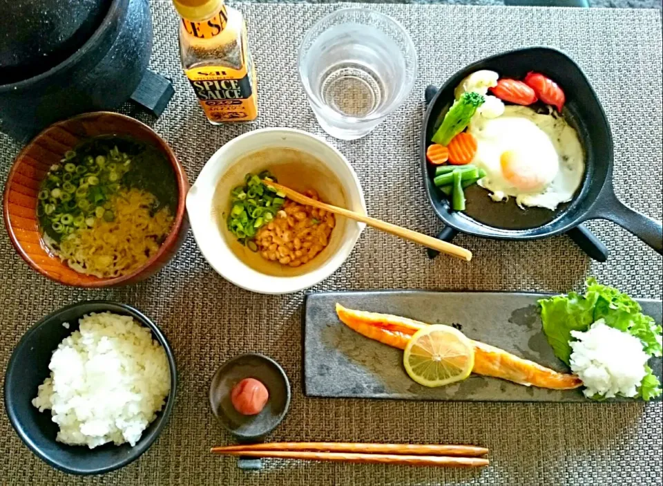 今日は、お休み～
私の定番の朝ご飯♪
●土鍋炊きたてご飯
●鮭ハラス
●納豆
●目玉焼き🍳＆赤ウインナー＆蒸し野菜
●青さと揚げ玉のお味噌汁
●梅干し|yokoさん