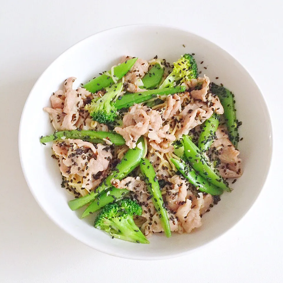 Stir fry sliced pork, sugar peas & broccoli with egg noodles|12Dragonさん