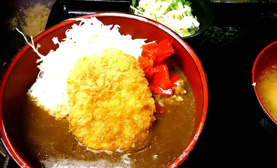 Snapdishの料理写真:メンチカツカレー丼🍛|かいさん