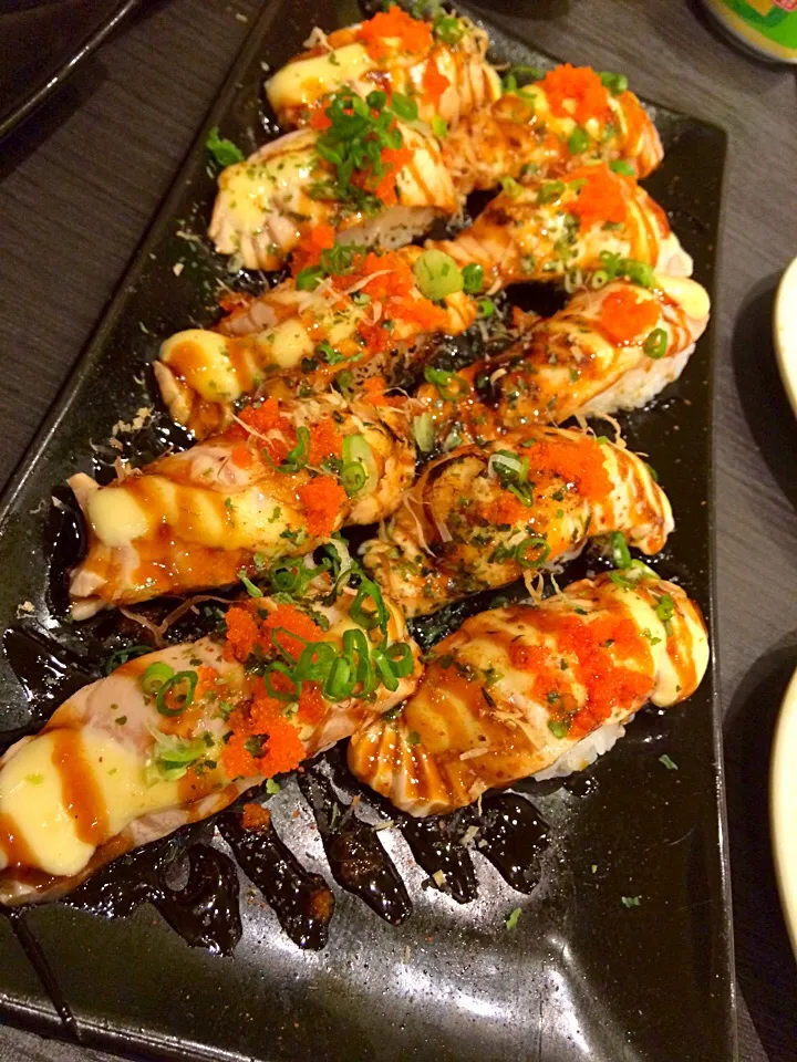 Snapdishの料理写真:Salmon sushi|prissyさん