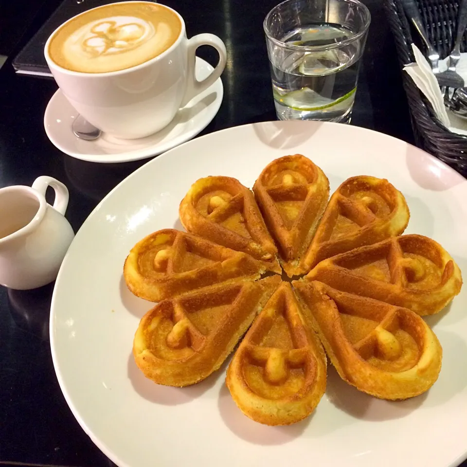 Plain Waffle with Honey *flower shape*|Emily Dengさん