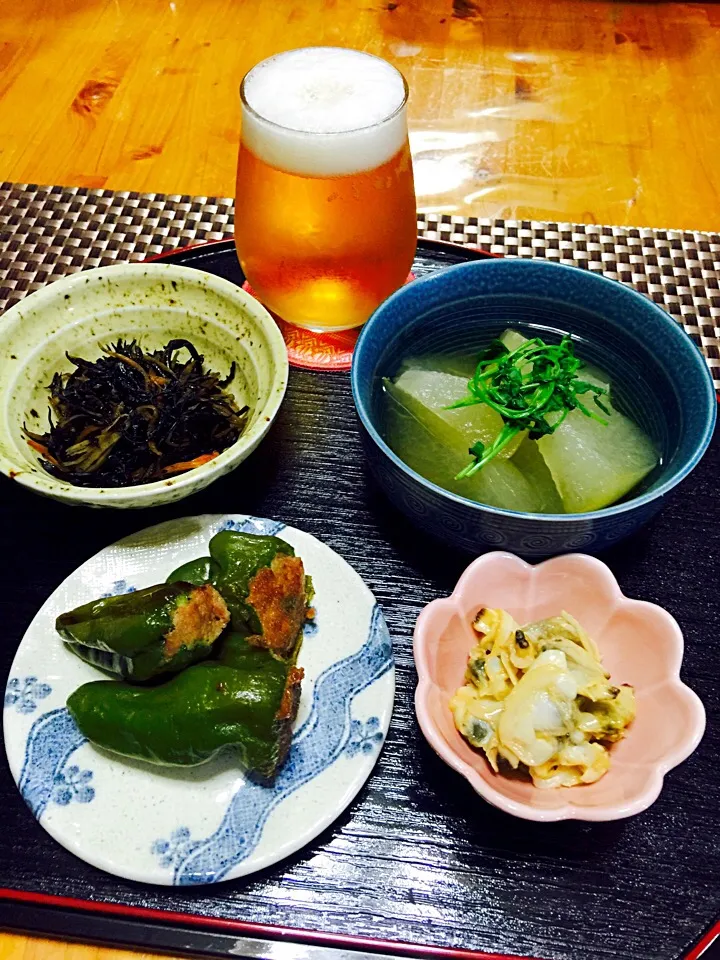 Snapdishの料理写真:ふぞろいのぴーまんたち🎶(家庭菜園)
 つまみ四品(冬瓜、ひじき、あさり)
今日もお疲れ〜〜ッ🍺|keikoさん