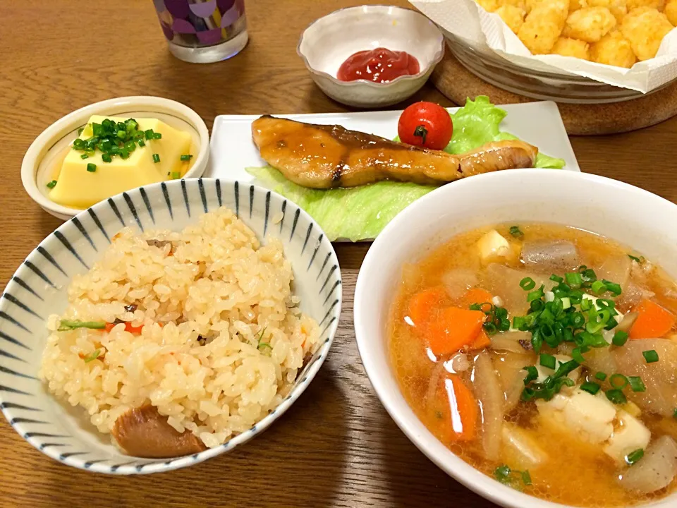 9/2今日の晩御飯^_^
#はまちの照り焼き
#ハッシュドポテト
#玉子豆腐
#豚汁
#松茸御飯？|chunさん