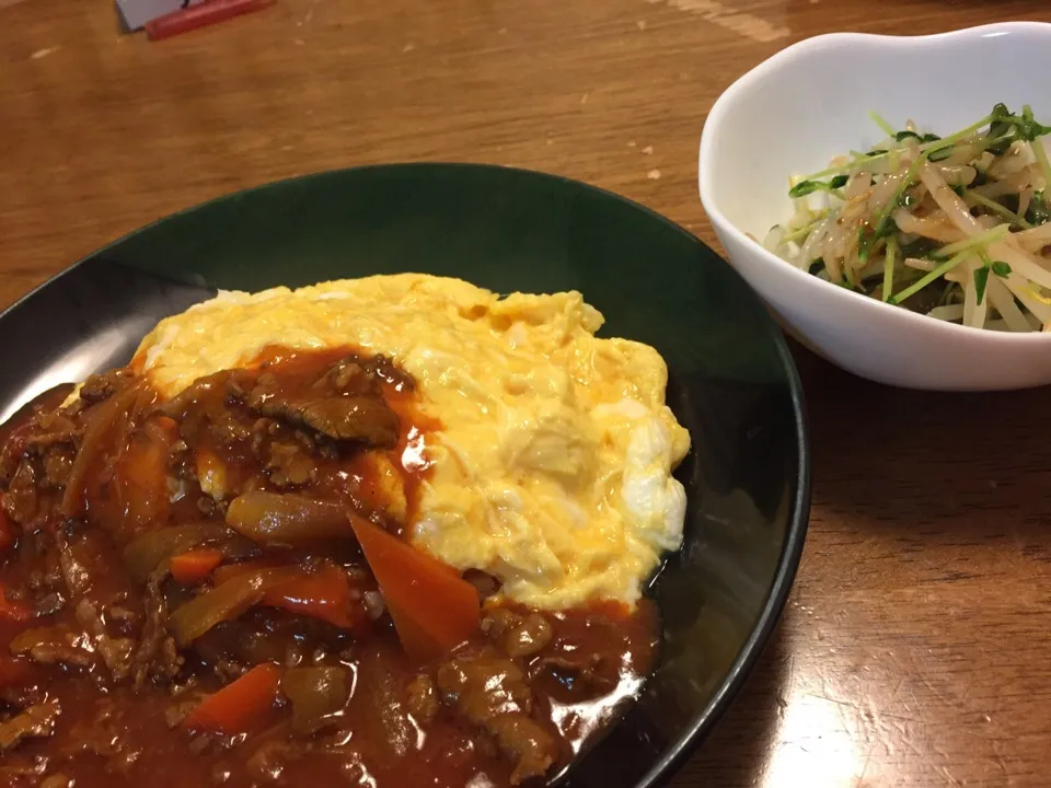 Snapdishの料理写真:オムハヤシと豆苗サラダ|さんだーさん