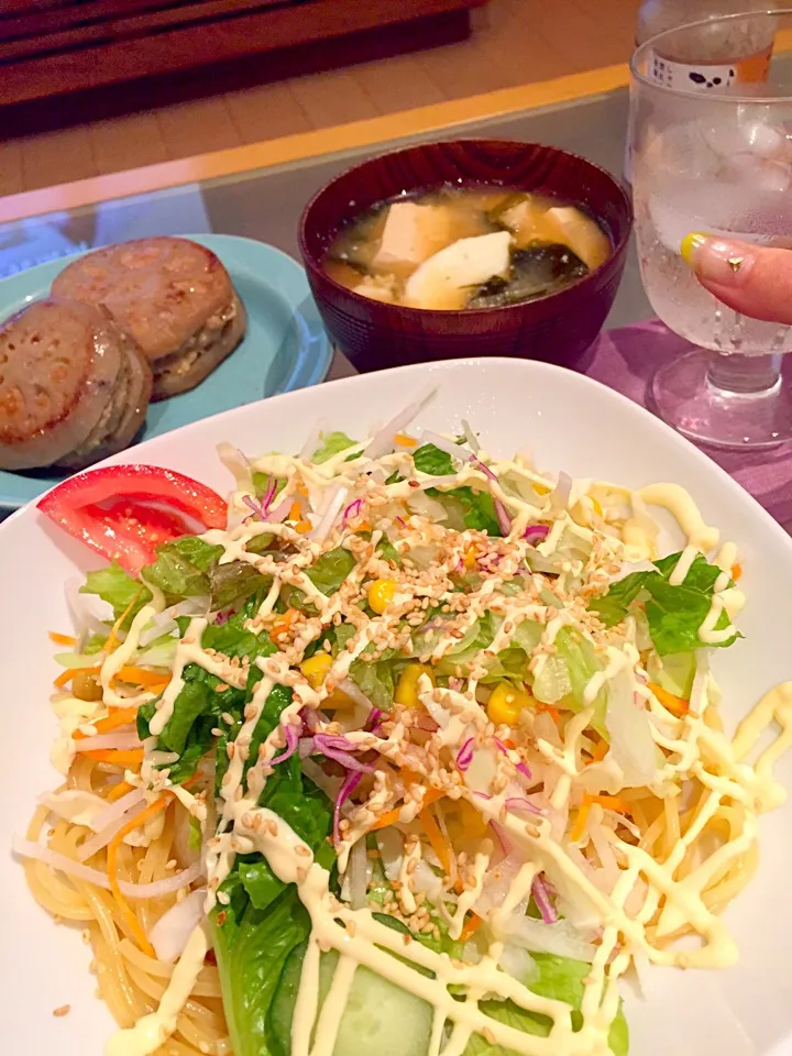 1人なのでテキトーご飯☆
昨日の残り物・パスタサラダ・みそ汁^^;|Tomomi Booさん