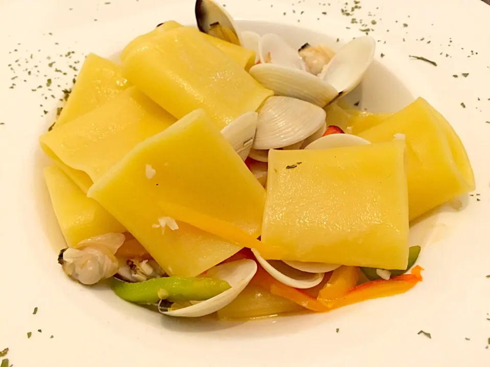 Paccheri pasta with clams, roasted pepper, garlic & olive oil|Sky Blueさん