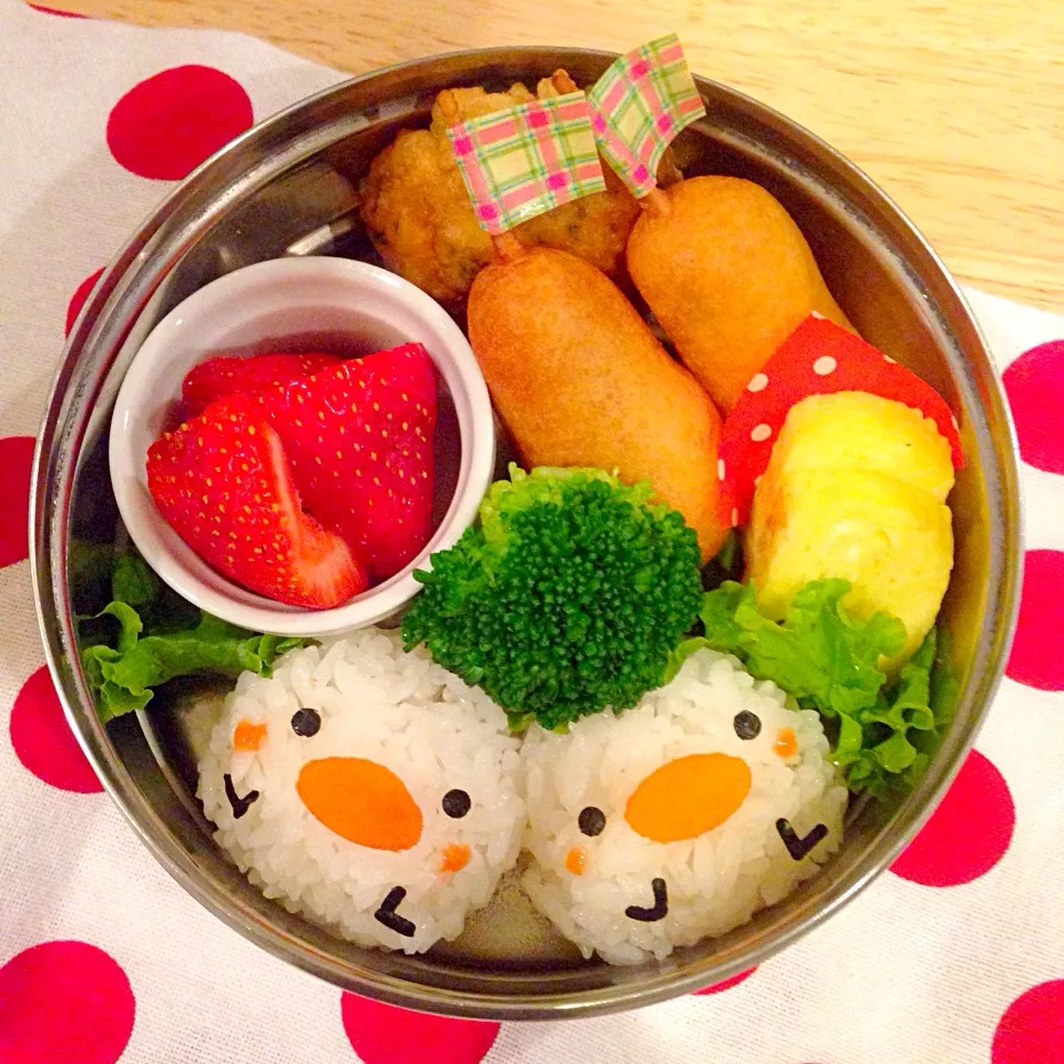 #schoollunch #strawberry #corndog #riceball #broccoli #nuggets #キャラ弁|cocchaleeさん