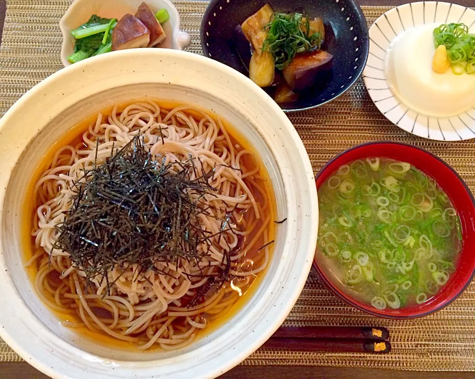 Snapdishの料理写真:掛け蕎麦   椎茸と小松菜の炒め物   ナスの煮浸し  冷奴   味噌汁|NAKATAさん