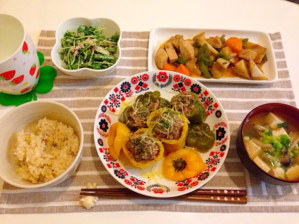 パプリカの肉詰め煮、ごろごろ野菜の鶏肉昆布蒸し、水菜とツナのサラダ、豆腐となめこのお味噌汁、発芽玄米|にゅきさん