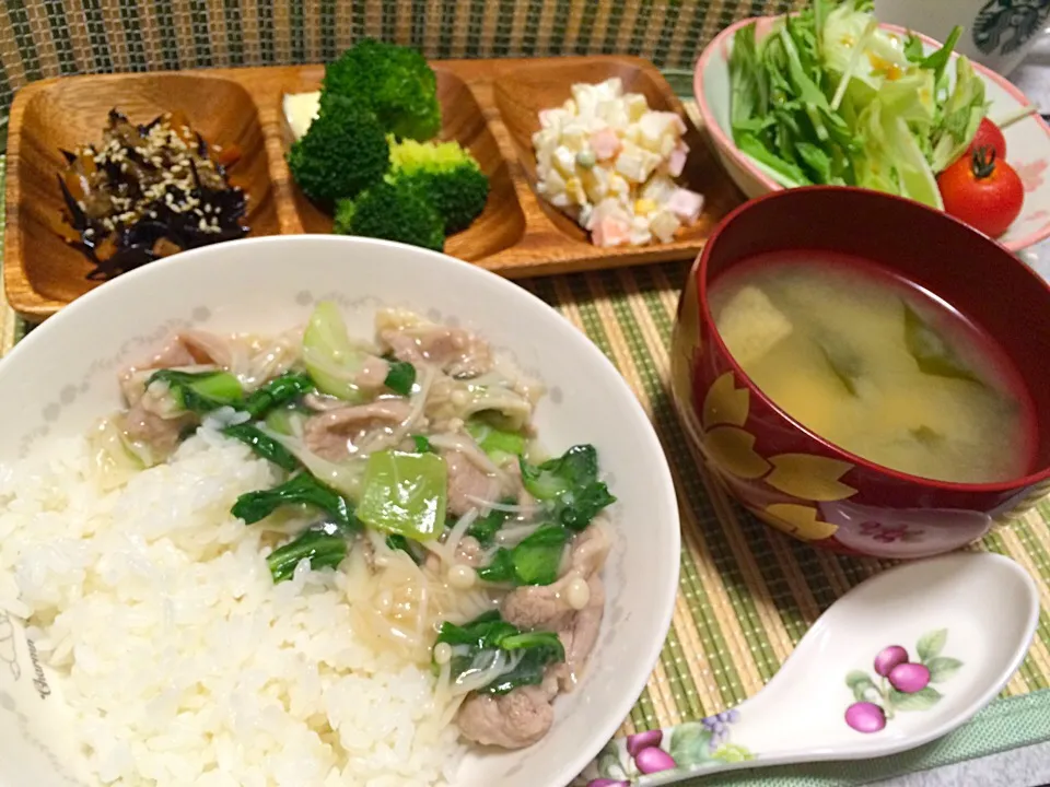 ♡チンゲン菜と豚肉のあんかけ丼・ひじき煮・ブロッコリー・ポテトサラダ・グリーンサラダ・豆腐とわかめと油揚げの味噌汁♡|miyuさん