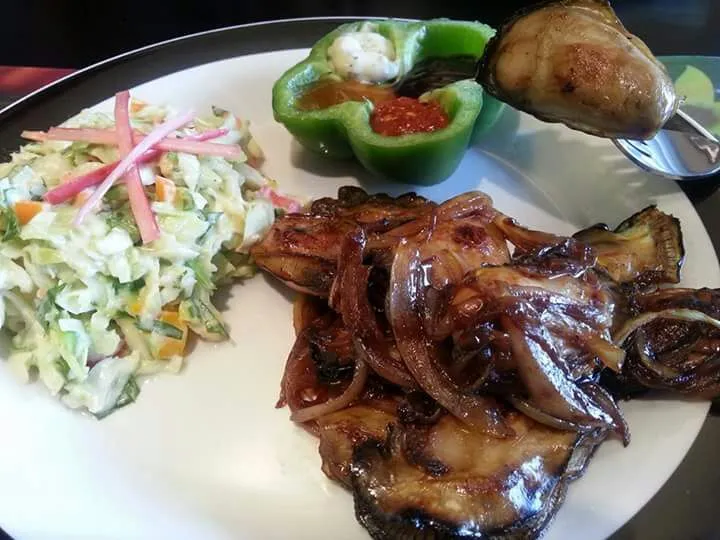 grilled wild oysters with cole slaw and pepper full of dipping sauce|CHUENCHAIさん