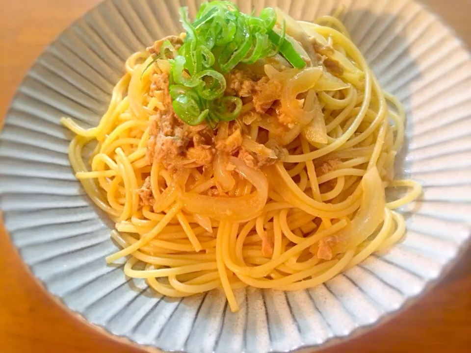 Snapdishの料理写真:ツナと玉ねぎのにんにく醤油パスタ|スヌンピさん