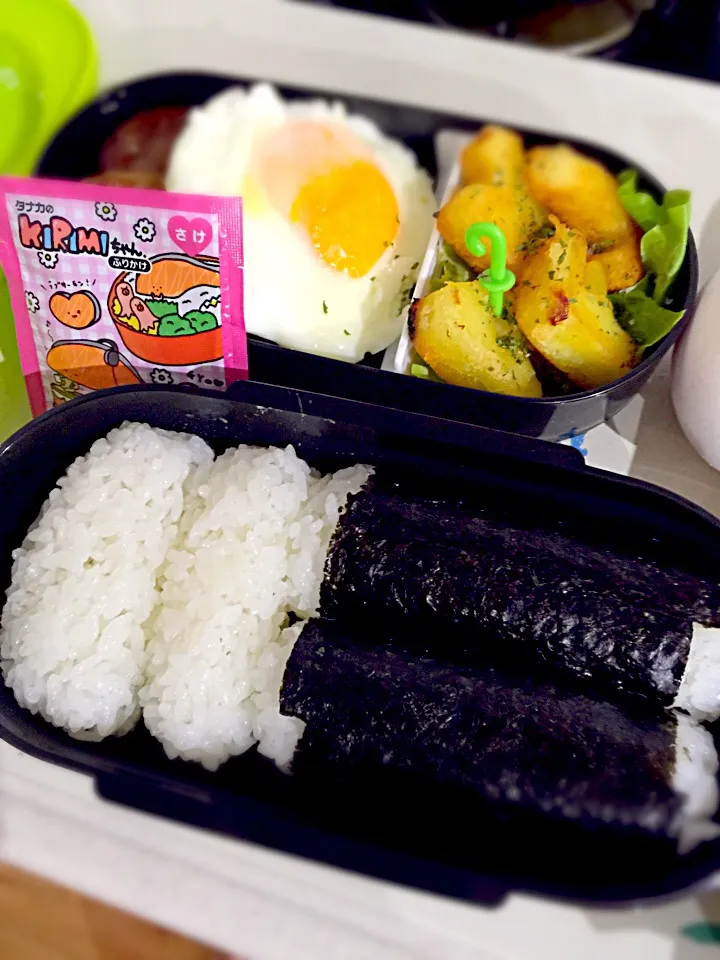 Snapdishの料理写真:子供お弁当🍱  照り焼きハンバーグ  目玉焼き  アルファベット型ポテトフライ  リーフレタス   海苔巻きごはん  きり身ちゃんふりかけ|ch＊K*∀o(^^*)♪さん