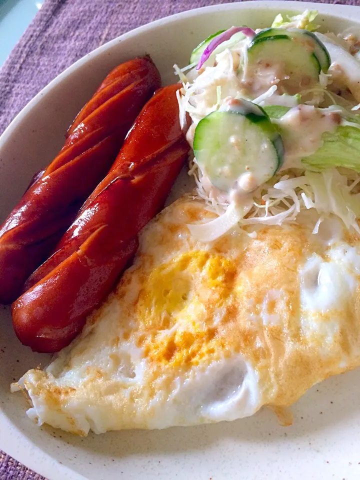 Heavy breakfast... Garlic brats and egg|Nigelさん