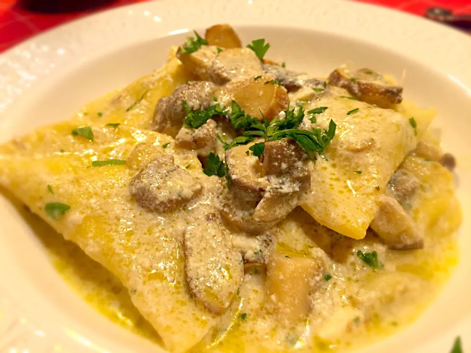 Ravioli freschi fatti a mano ripieni ai funghi Matsutake e ricotta fresca pugliese !! Un"esplosione di Sapori 😋😃|Fabio  Palmieriさん