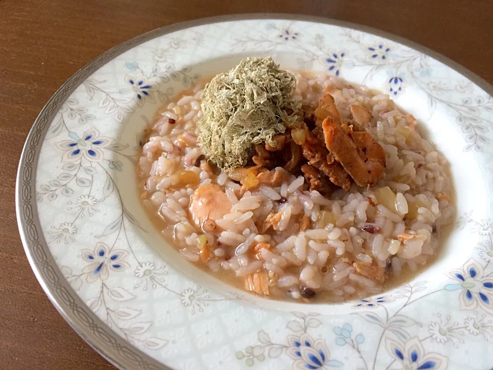 結局 熱で会社を休んだ夫に 焼きシャケほぐしと玉ねぎの雑炊|Saoriさん