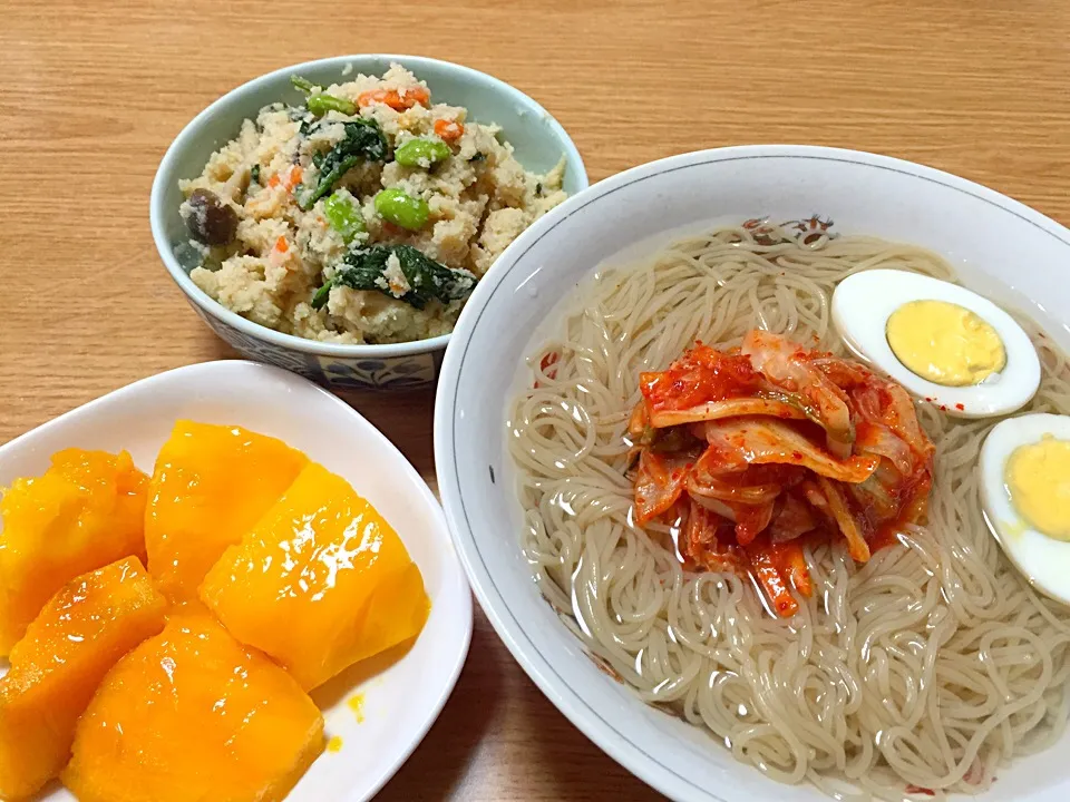 Snapdishの料理写真:韓国冷麺と久米島マンゴー
手作り卯の花|えみさん