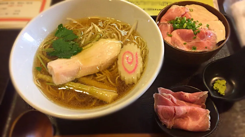 Snapdishの料理写真:比内鶏地鶏と焼きあごの中華そば(醤油)+レアチャーシュー丼|ウトスさん