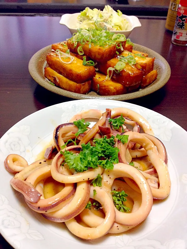 イカのガリバタ醤油炒め♡ 厚揚げの照り焼き♡ サラダ♡|yumikoさん