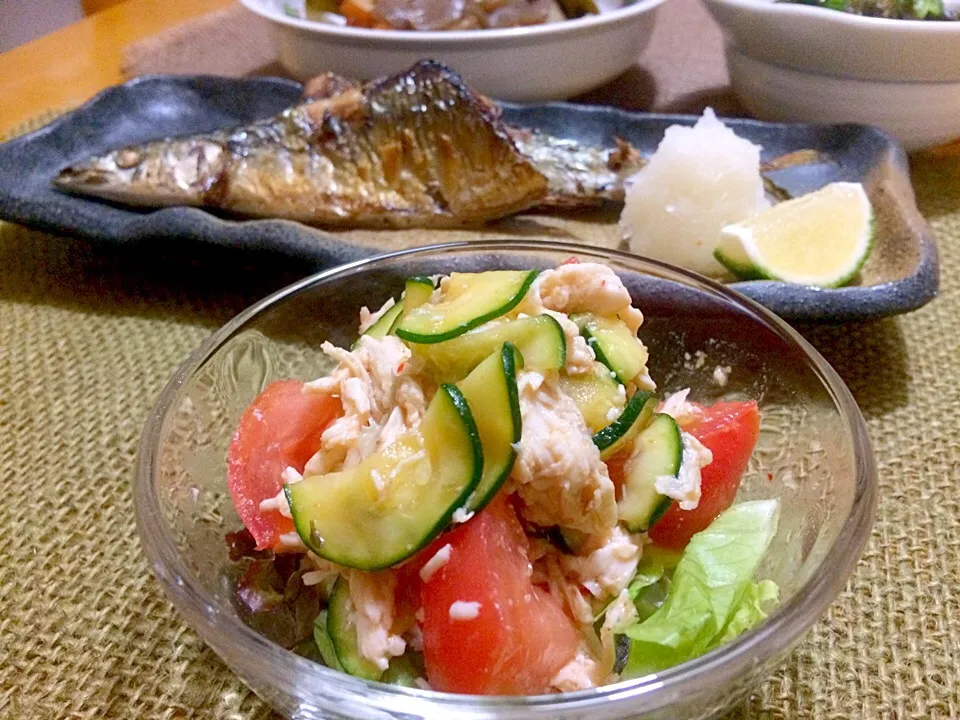 山本真希さんの料理 ズッキーニと鶏胸肉のスイチリ胡麻和えと今年お初秋刀魚の塩焼き🎵|みきおさん