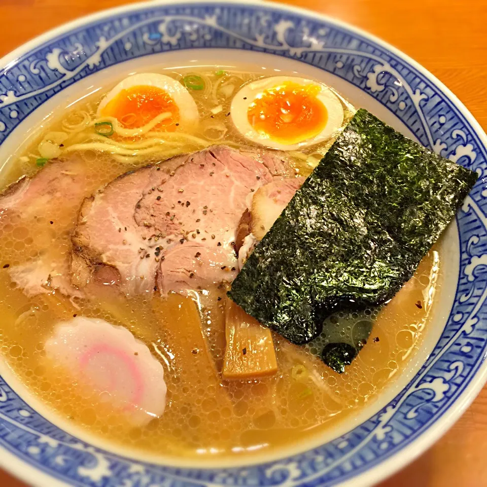 青葉の特製中華そば。ガッツリ食べたからガッツリ歩いてます。今日は10,000歩超えるわ！|リュカさん