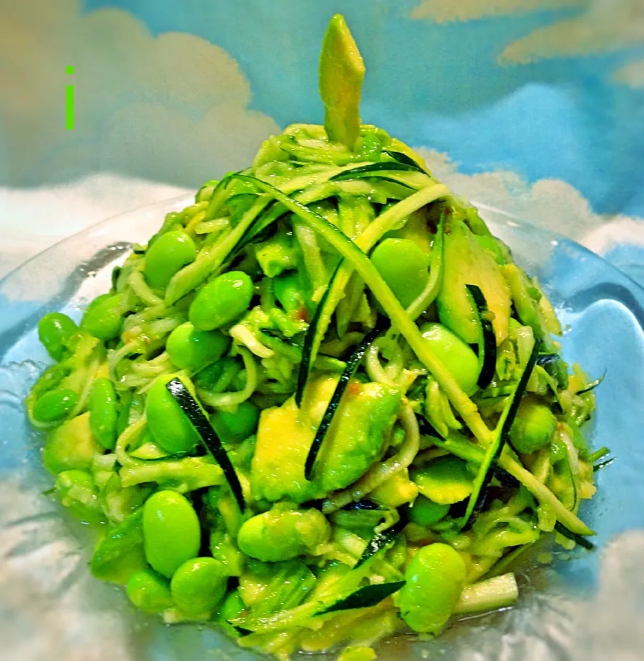 OMさんの料理 Raw zucchini  noodle salad with avocado and edamame/アボカドと枝豆入り、ズッキーニ麺のサラダ 👉私の大好物のオンパレード🎉|izoomさん