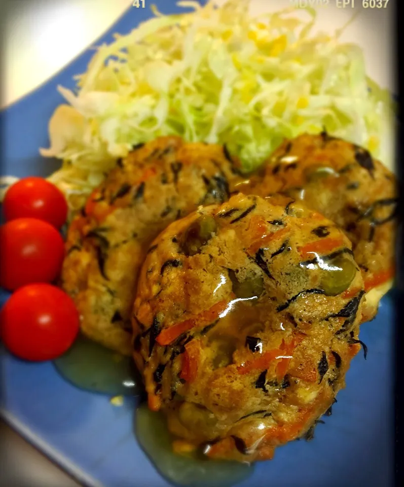 豆腐バーグ*Ü*･･･残り物ひじき＆枝豆でヘルシー♡*. ﾟｷｬﾍﾞﾂにﾐｼﾞﾝ切り🍋を混ぜるのが最近のお気に入り♪|マシューさん