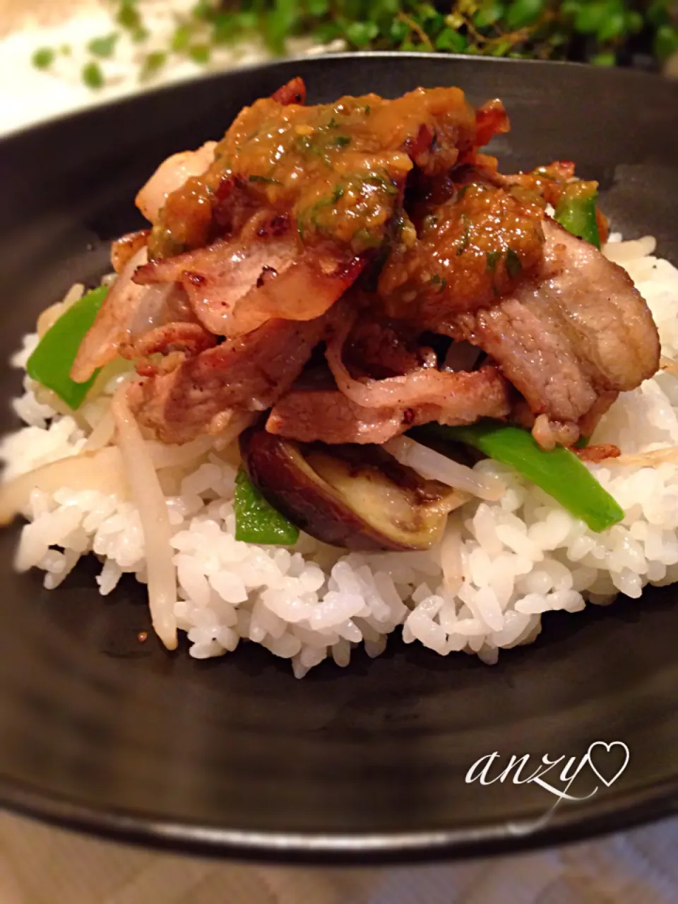 Snapdishの料理写真:♡胡麻味噌だれで肉丼♡|anzyさん