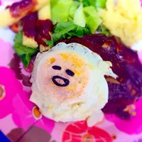 9.3♥️今日は少しはやく帰れたので煮込みハンバーグ目玉焼きのせ♡ハンバーグ作るの久々😂適当に顔つけたら何これ言われました＼(^o^)／|みかりん☺︎♡さん