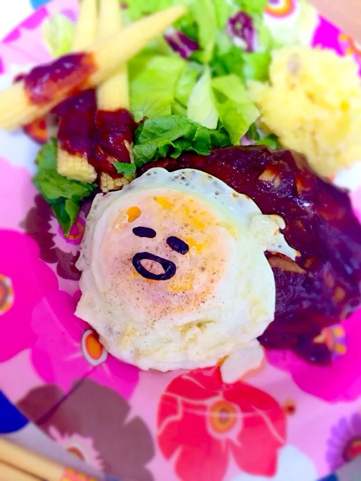 Snapdishの料理写真:9.3♥️今日は少しはやく帰れたので煮込みハンバーグ目玉焼きのせ♡ハンバーグ作るの久々😂適当に顔つけたら何これ言われました＼(^o^)／|みかりん☺︎♡さん