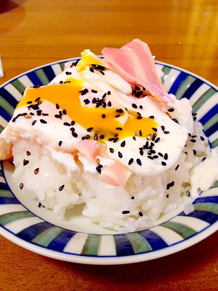 ベーコン＆潰し目玉焼きご飯🍚ごま塩もね〜🎵|まいりさん