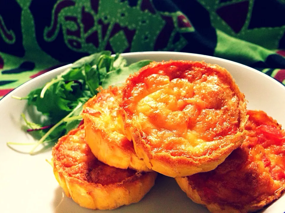 Breakfast muffins with tomato and Parmesan cheese.|pinkcamomillaさん