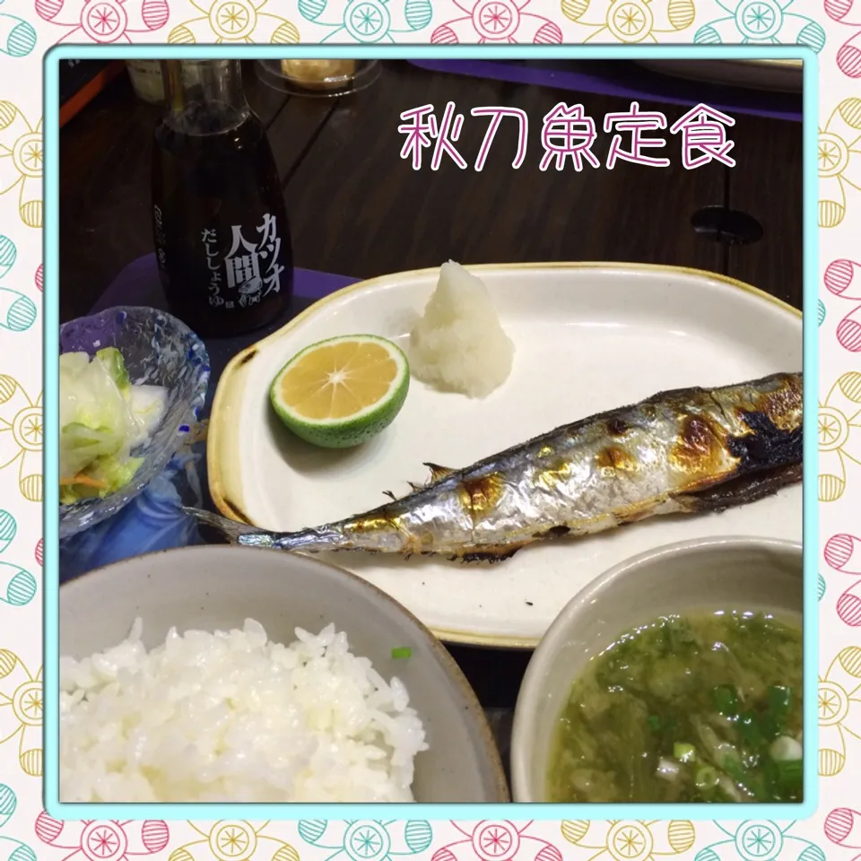 Snapdishの料理写真:焼き秋刀魚
大根とアオサの味噌汁
白菜漬け|のむのむさん