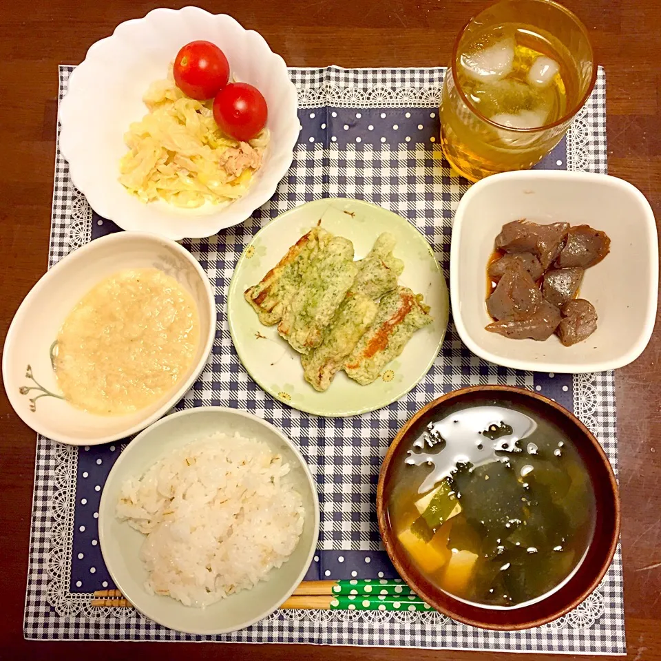 とろろ麦飯、豆腐の味噌汁、ちくわの磯辺揚げ、ツナサラダ、こんにゃくのピリ辛煮、デカビタ(笑)|Mさん