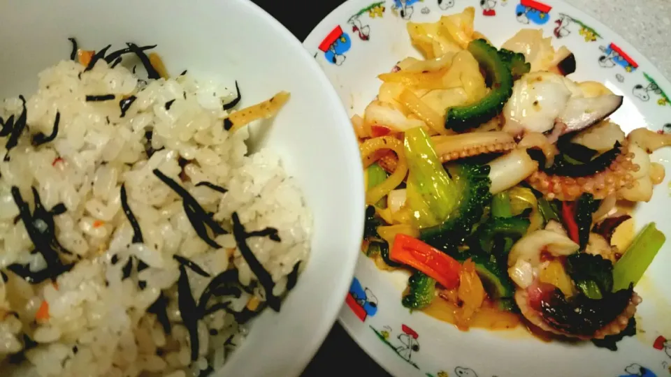 ゲソとゴーヤの野菜炒めとひじきの煮物流用混ぜご飯|あまねさん