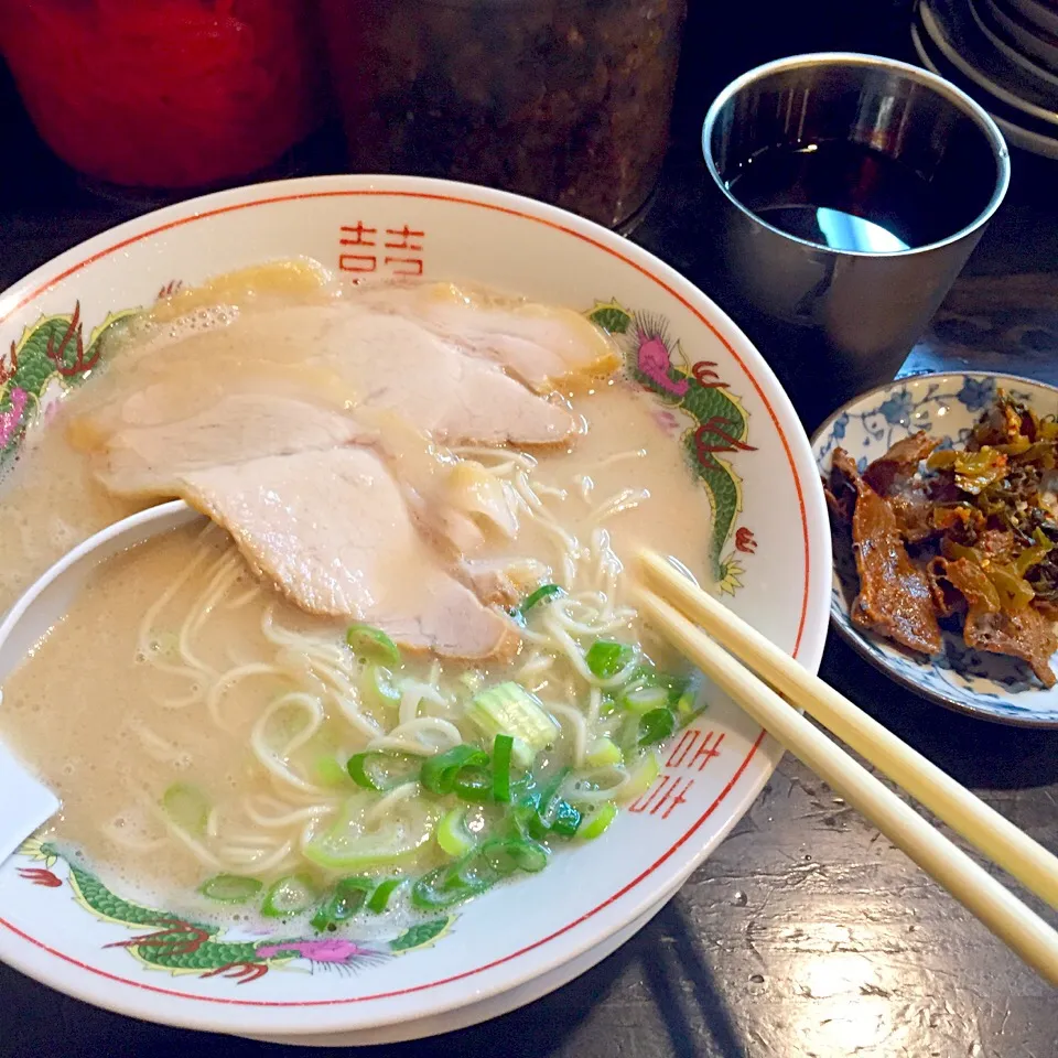 一番大好きな地元とんこつラーメン！
黒豚とんこつ！あんま宣伝してないので佐賀にきたら是非‼️
博多ラーメンのんぶー（≧∇≦）
辛子高菜もうまいー‼️|Yukako Nishimuraさん