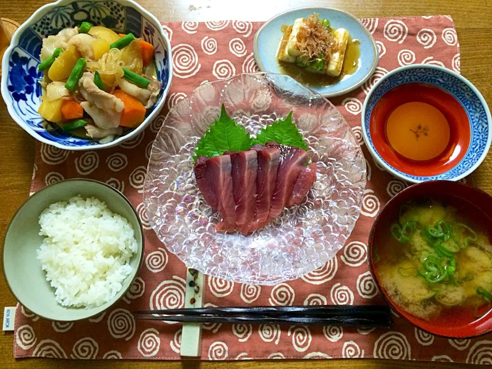 Snapdishの料理写真:9/3晩御飯 肉じゃが 鰹のお刺身 焼きネギポン酢 揚げなすの味噌汁|sayakaさん