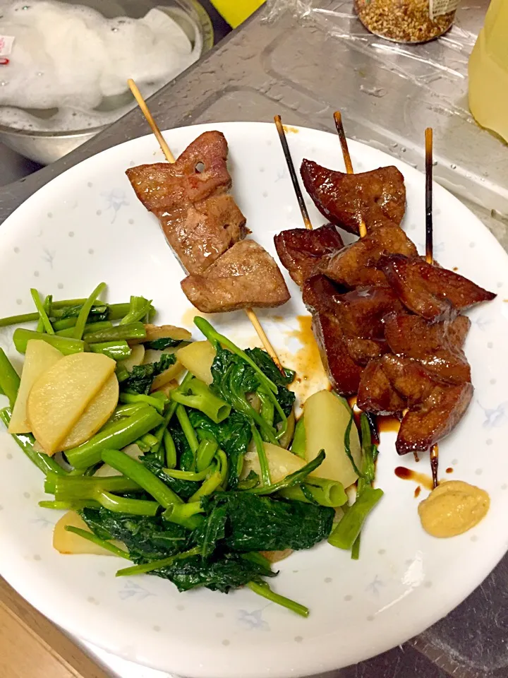 レバーの串焼き風と空芯菜のアンチョビ炒め|田中秀和さん