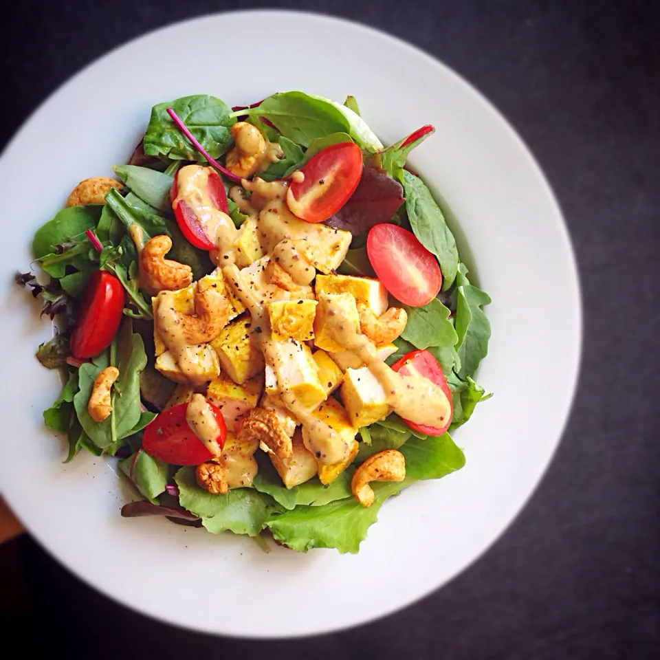 Mixed greens salad with spiced chicken breast, cherry tomatoes & spiced cashews with peanut butter-mustard dressing|coxiella24さん