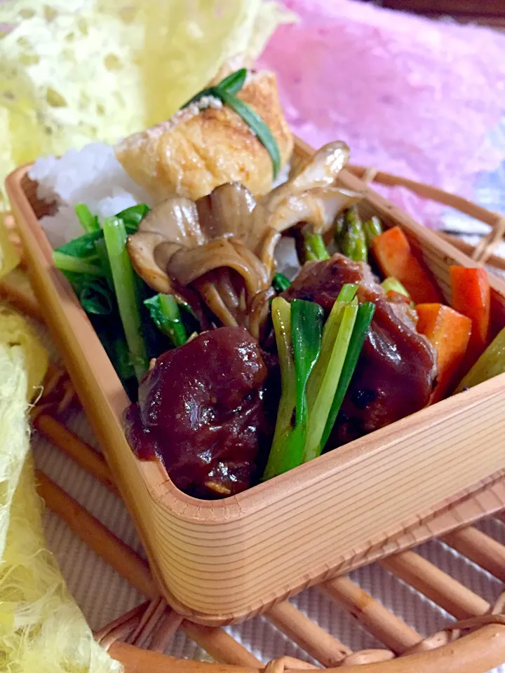 昨夜のふっくらハンバーグ。むきエビと焼き豆腐と大葉のピリ辛タネいり袋焼き。舞茸と野菜のいためもの。|Kumi_loveさん