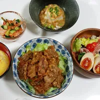 Snapdishの料理写真:豆乳スープ、豆腐あんかけ、揚げ豚の甘辛丼、キムチキュウリ、生ハムサラダ|しの。さん