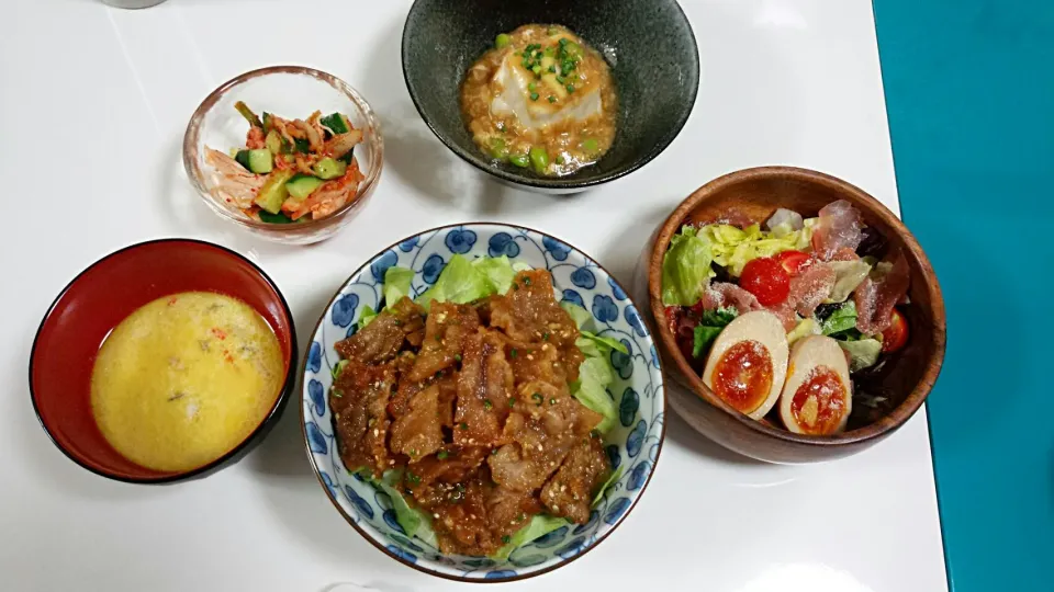 豆乳スープ、豆腐あんかけ、揚げ豚の甘辛丼、キムチキュウリ、生ハムサラダ|しの。さん